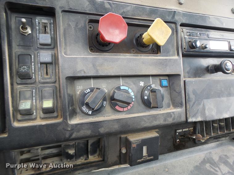 image for item DB1380 1993 International 2574 semi truck