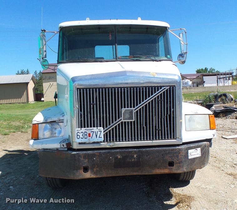 image for item DB5780 1998 Volvo WCA semi truck