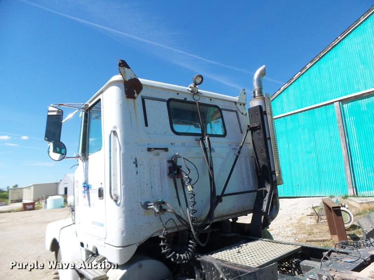 image for item DB5780 1998 Volvo WCA semi truck