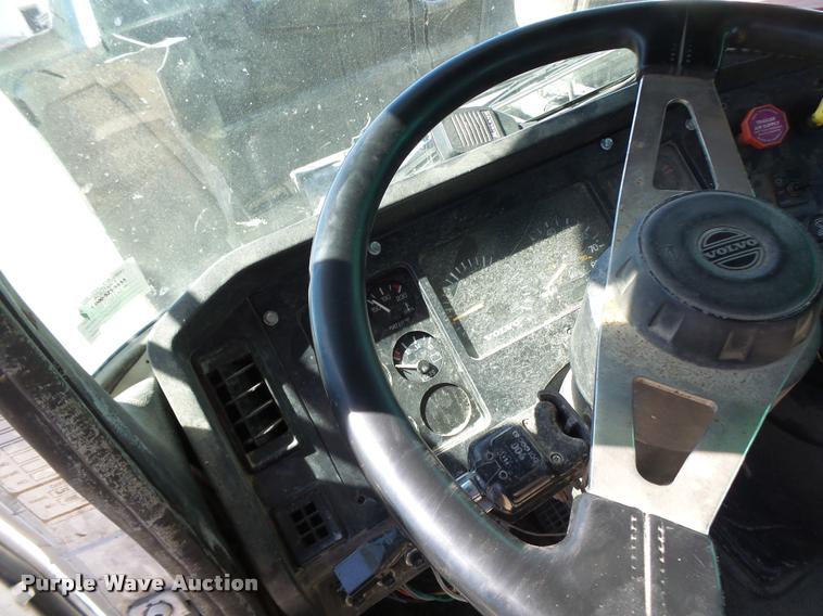 image for item DB5780 1998 Volvo WCA semi truck