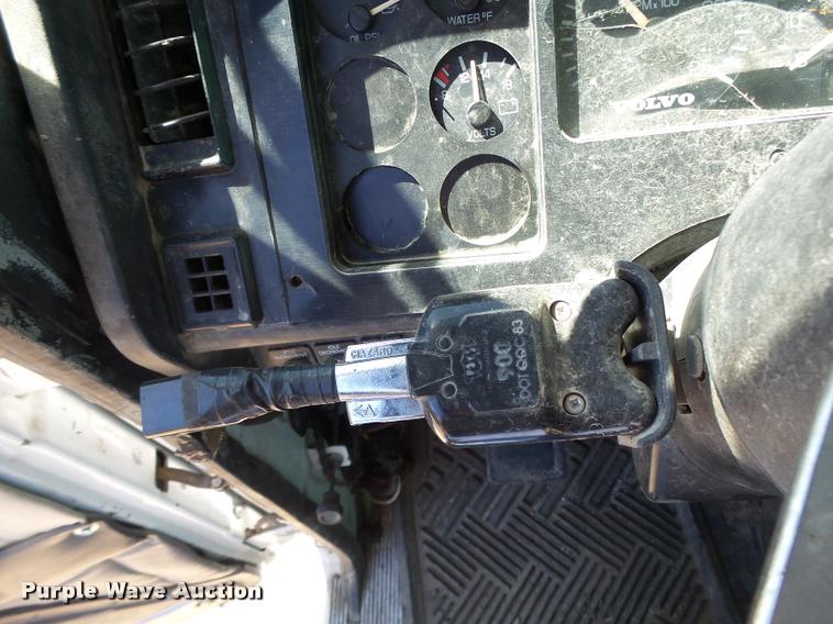 image for item DB5780 1998 Volvo WCA semi truck