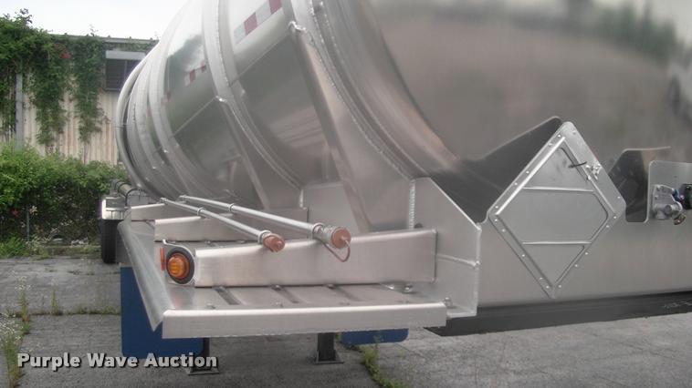 image for item DK9633 2015 Mueller 8400 tank trailer