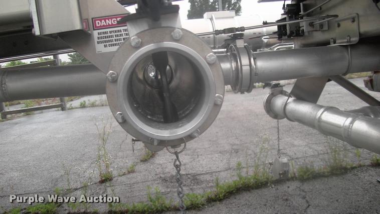 image for item DK9633 2015 Mueller 8400 tank trailer