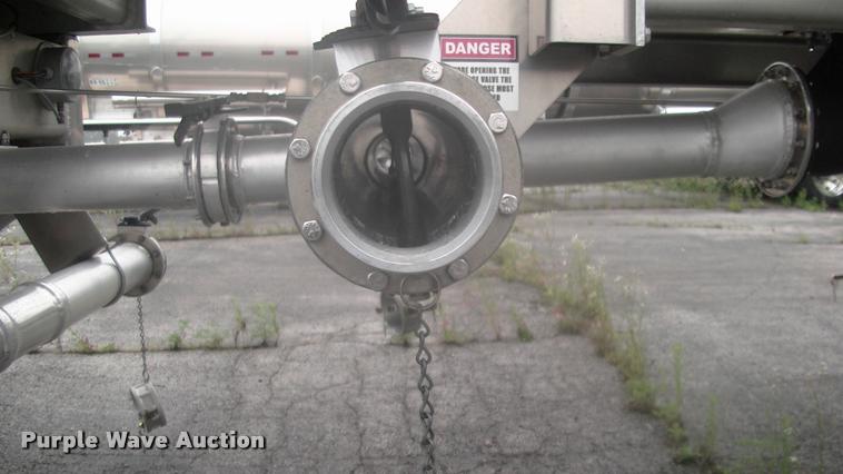 image for item DK9633 2015 Mueller 8400 tank trailer