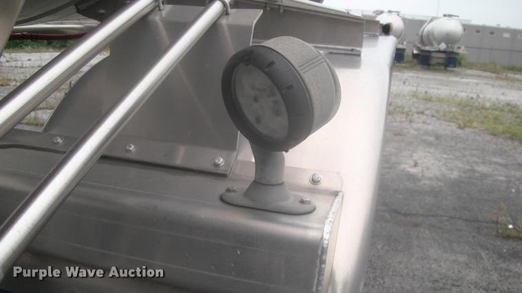 image for item DK9633 2015 Mueller 8400 tank trailer