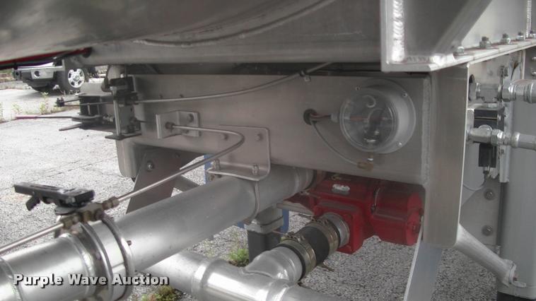 image for item DK9633 2015 Mueller 8400 tank trailer