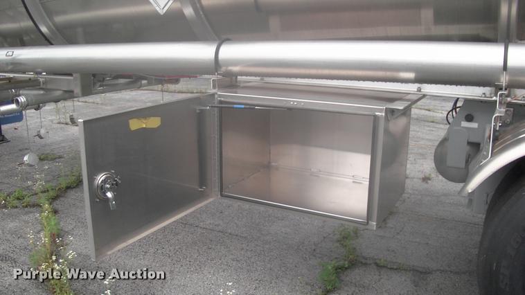image for item DK9633 2015 Mueller 8400 tank trailer