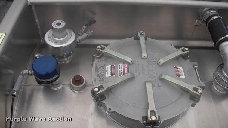 image for item DK9633 2015 Mueller 8400 tank trailer