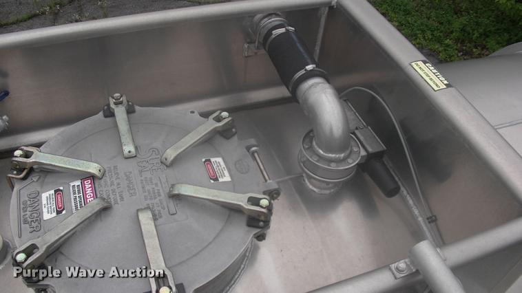 image for item DK9633 2015 Mueller 8400 tank trailer