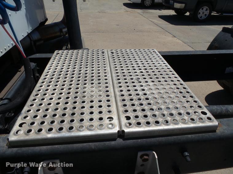 image for item K3266 1997 International 9200 semi truck