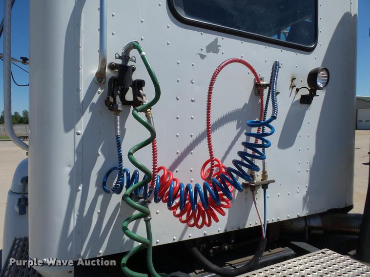 image for item K3266 1997 International 9200 semi truck