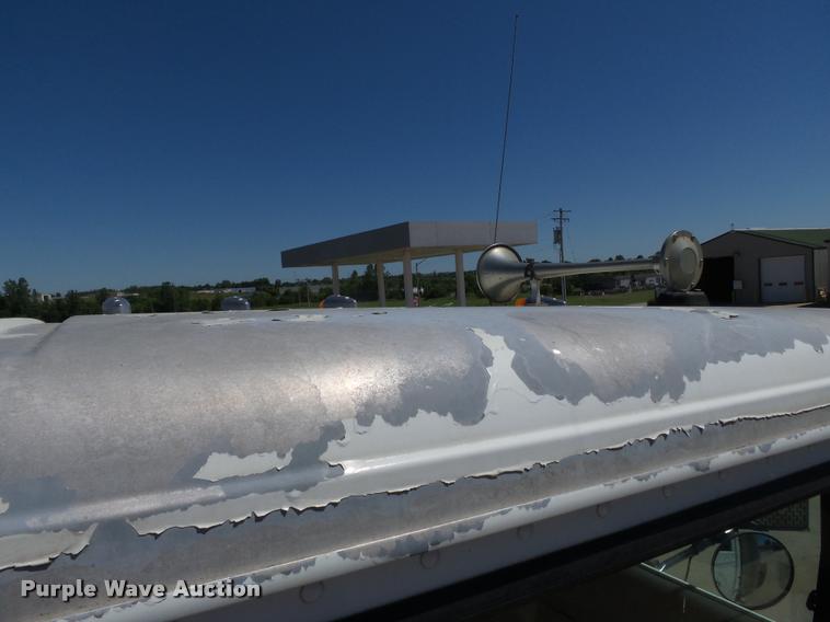 image for item K3266 1997 International 9200 semi truck