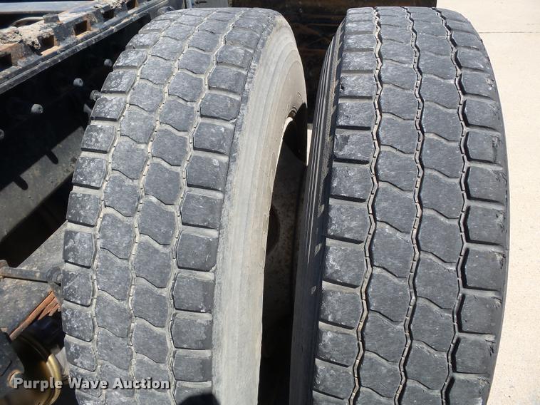 image for item K3266 1997 International 9200 semi truck