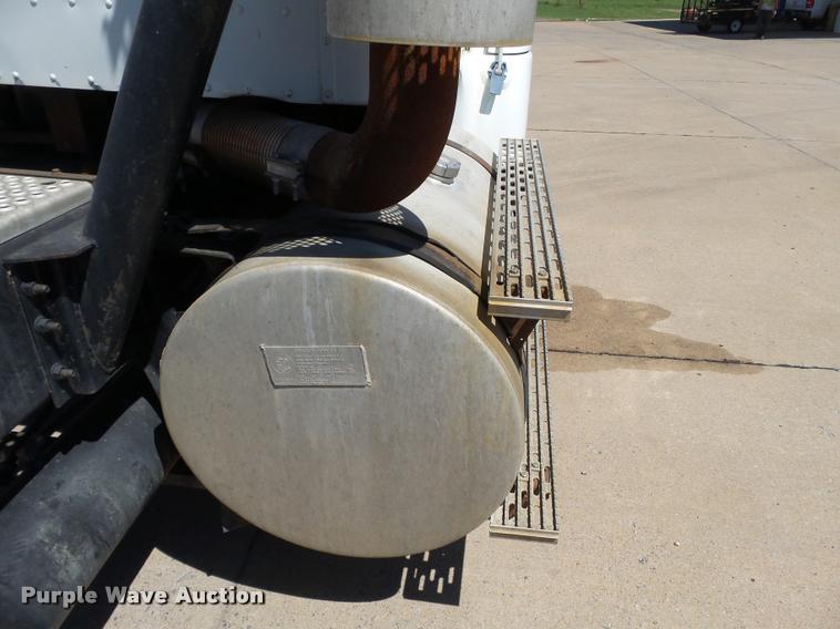 image for item K3266 1997 International 9200 semi truck