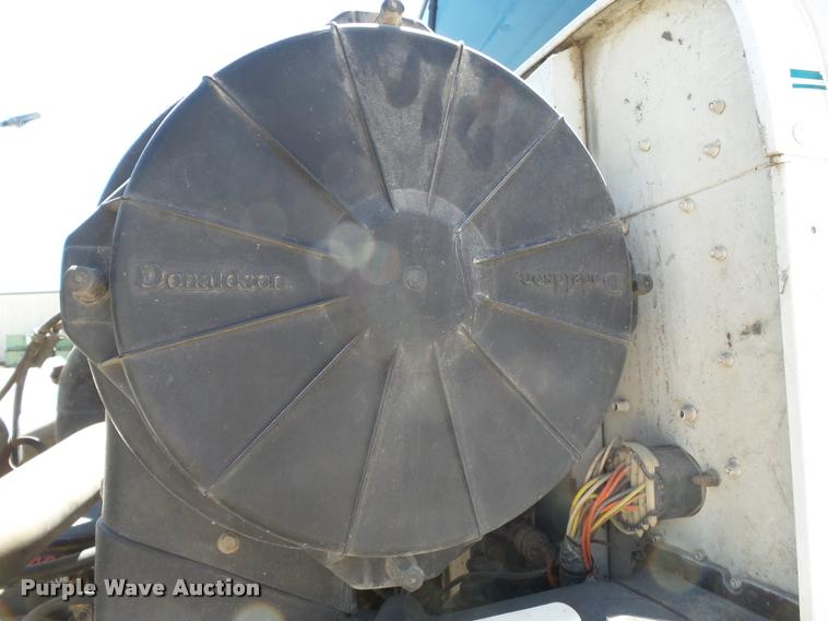 image for item K3266 1997 International 9200 semi truck