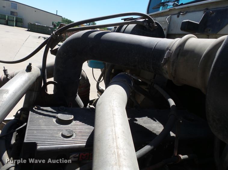 image for item K3266 1997 International 9200 semi truck