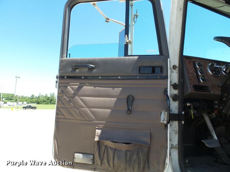 image for item K3266 1997 International 9200 semi truck