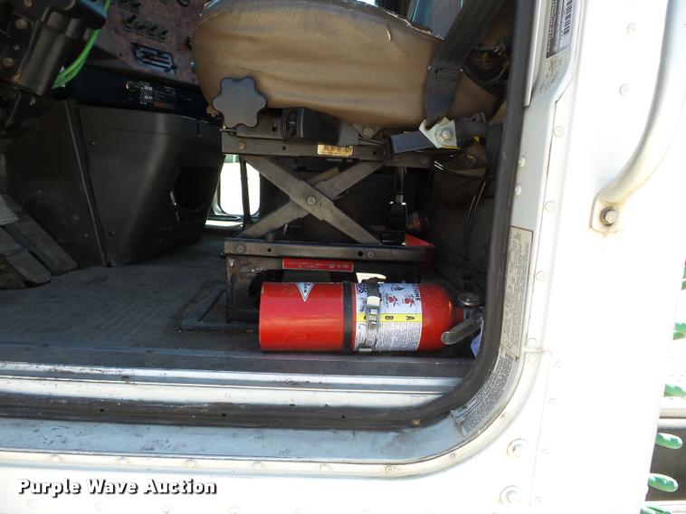 image for item K3266 1997 International 9200 semi truck