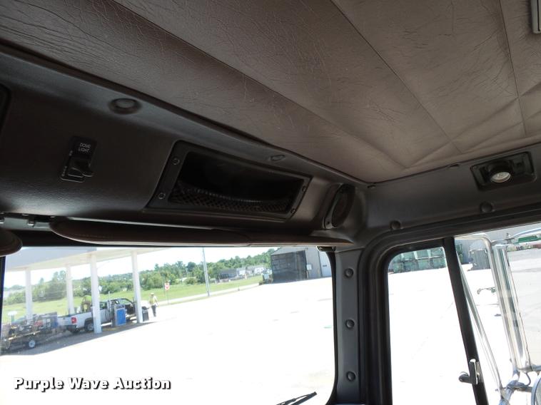 image for item K3266 1997 International 9200 semi truck