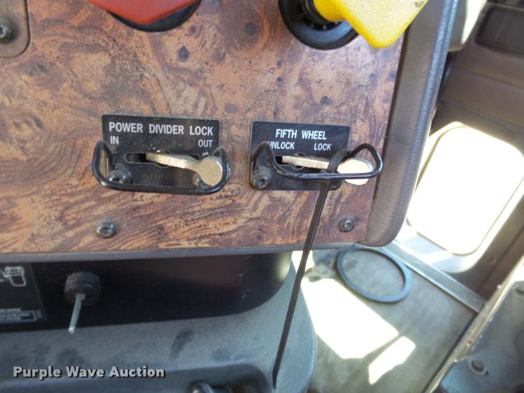 image for item K3266 1997 International 9200 semi truck