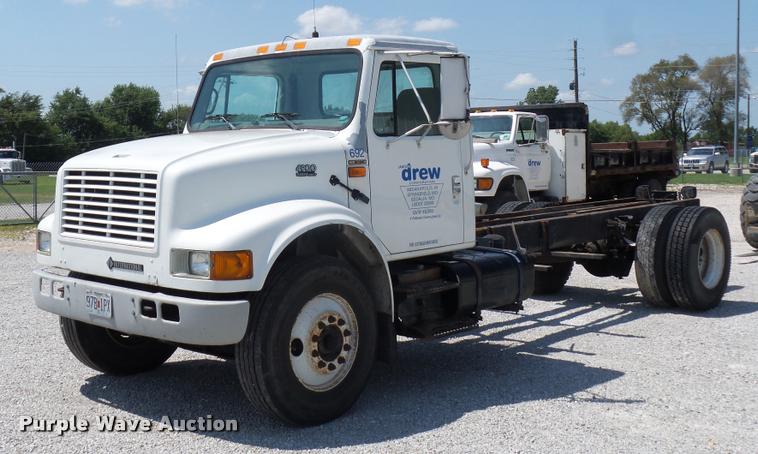image for item CA9064 2002 International 4900 truck chassis