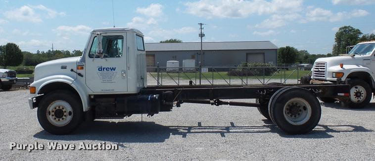 image for item CA9064 2002 International 4900 truck chassis