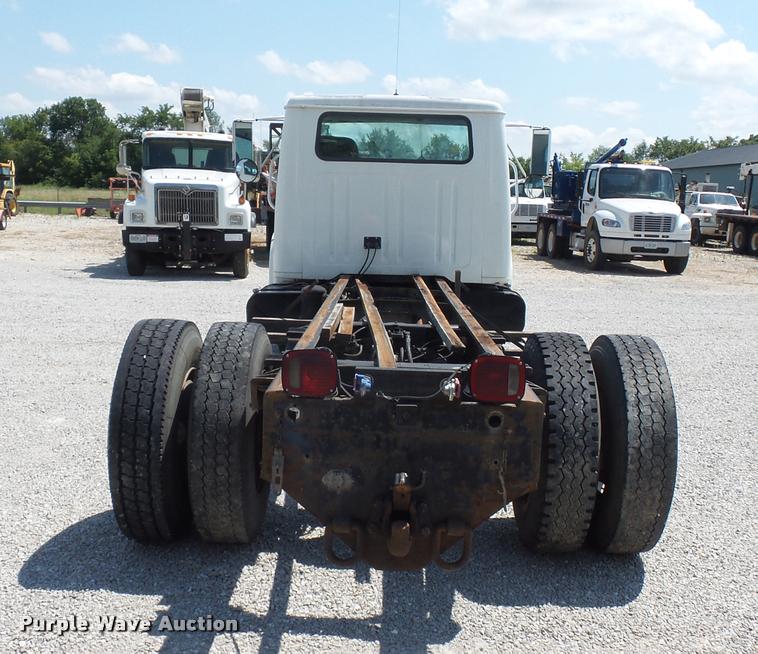 image for item CA9064 2002 International 4900 truck chassis