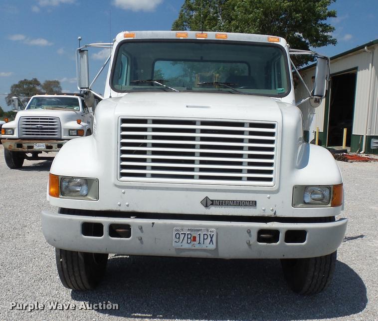 image for item CA9064 2002 International 4900 truck chassis