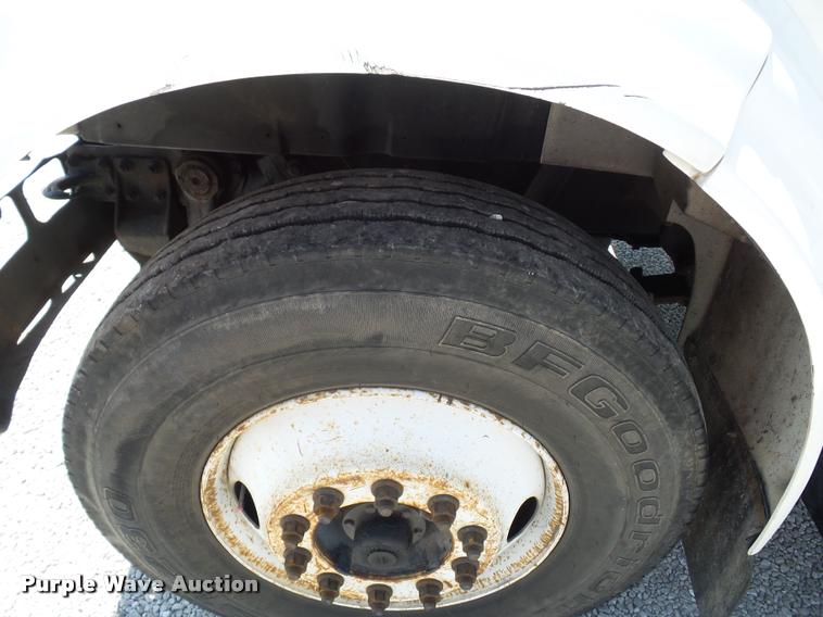 image for item CA9064 2002 International 4900 truck chassis