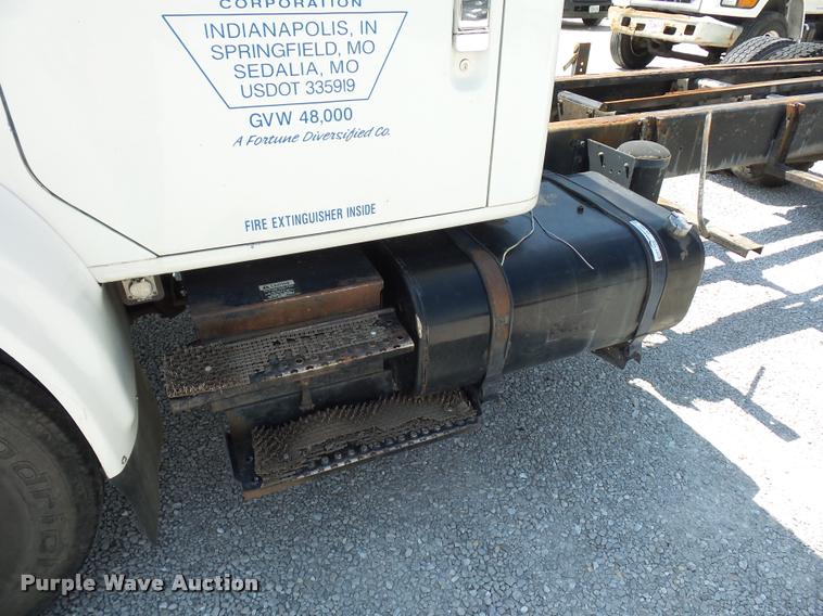 image for item CA9064 2002 International 4900 truck chassis
