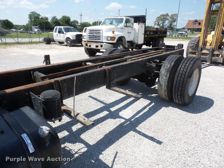 image for item CA9064 2002 International 4900 truck chassis