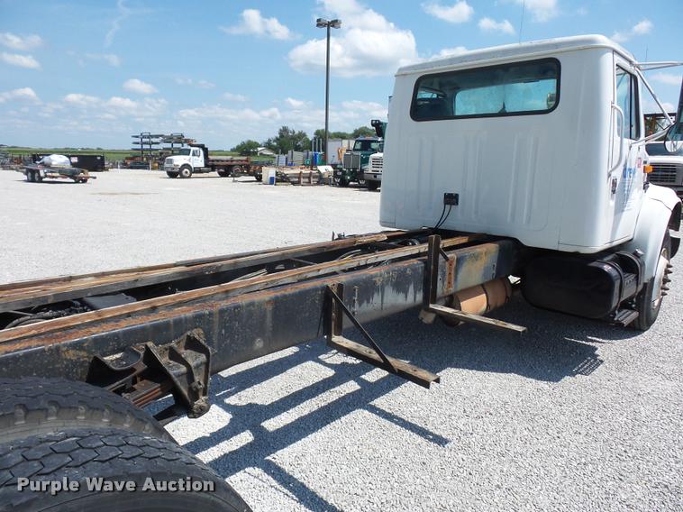 image for item CA9064 2002 International 4900 truck chassis