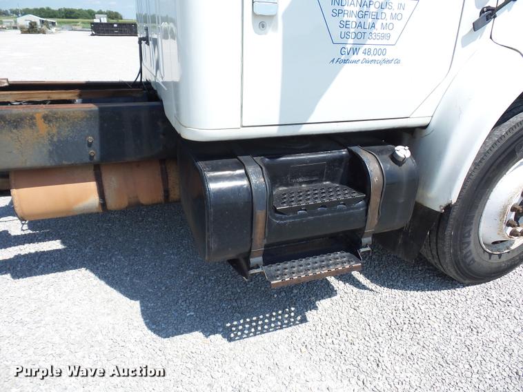 image for item CA9064 2002 International 4900 truck chassis