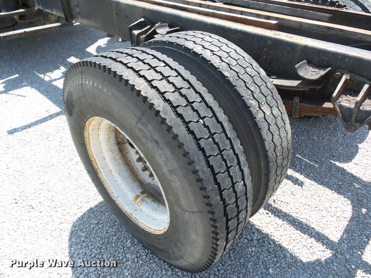 image for item CA9064 2002 International 4900 truck chassis