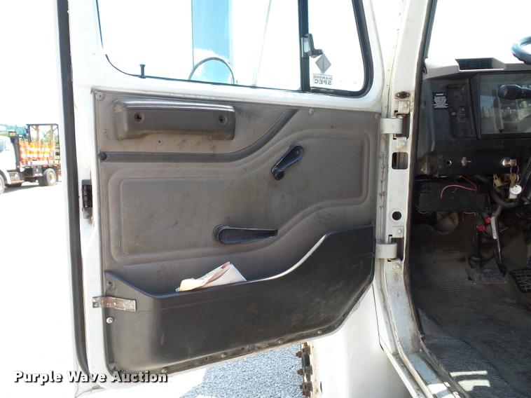 image for item CA9064 2002 International 4900 truck chassis