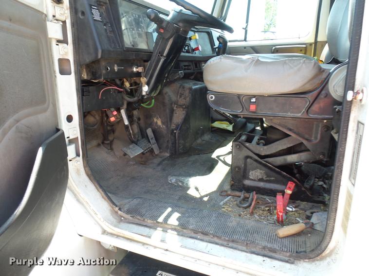 image for item CA9064 2002 International 4900 truck chassis