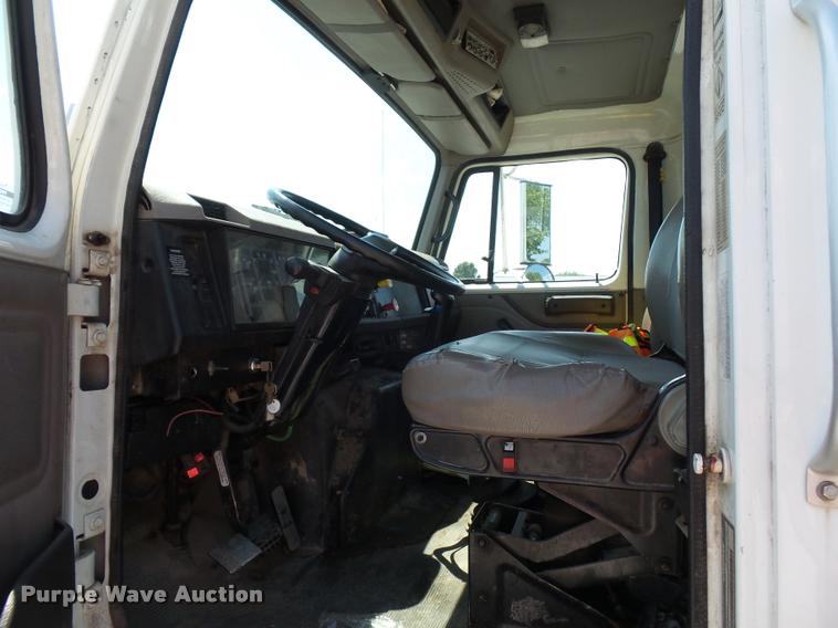 image for item CA9064 2002 International 4900 truck chassis