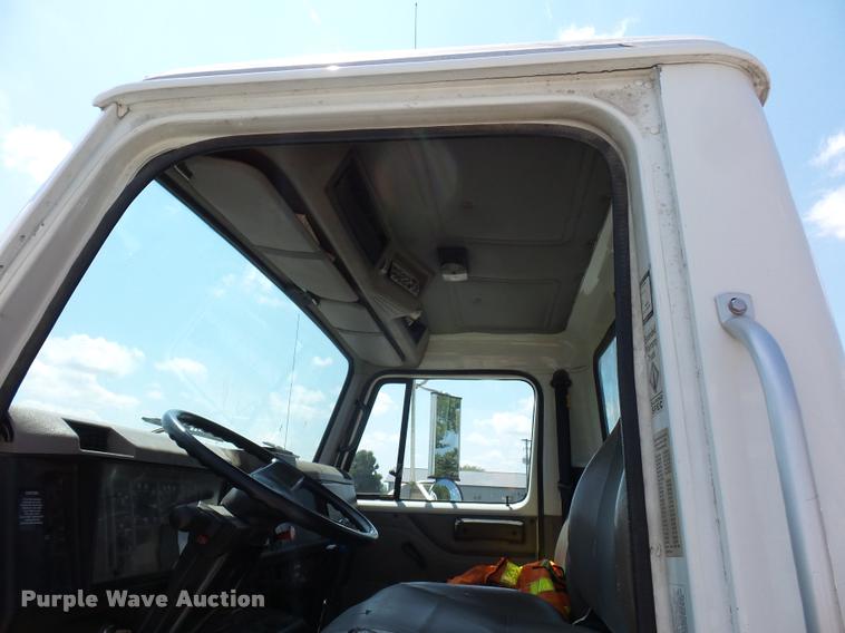 image for item CA9064 2002 International 4900 truck chassis