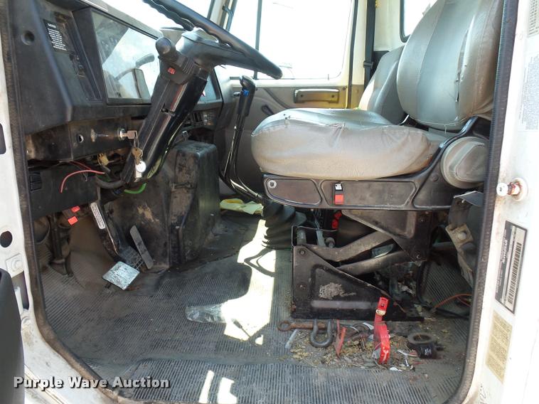 image for item CA9064 2002 International 4900 truck chassis