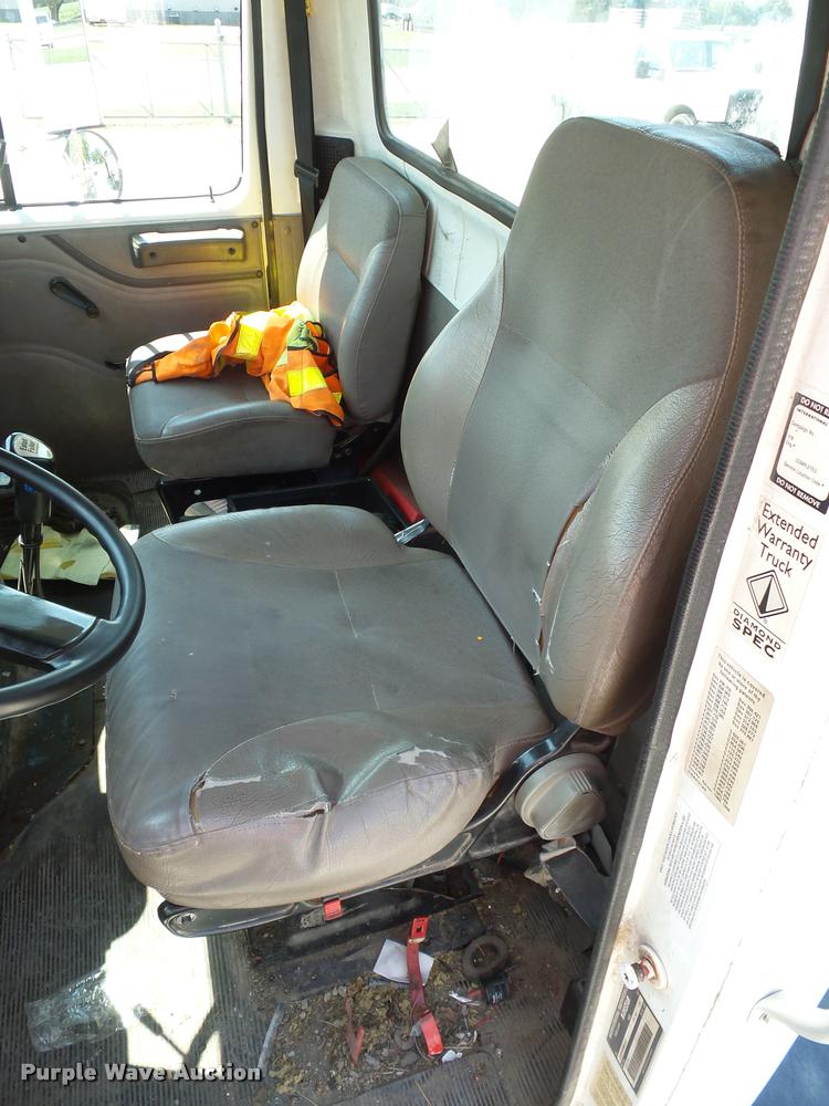 image for item CA9064 2002 International 4900 truck chassis