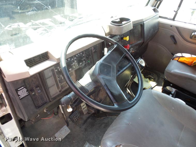 image for item CA9064 2002 International 4900 truck chassis