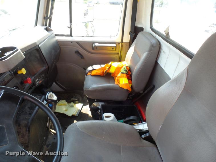 image for item CA9064 2002 International 4900 truck chassis