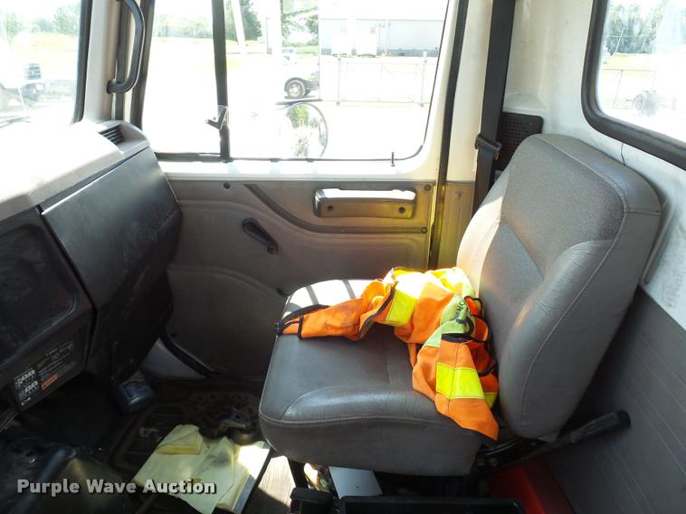 image for item CA9064 2002 International 4900 truck chassis