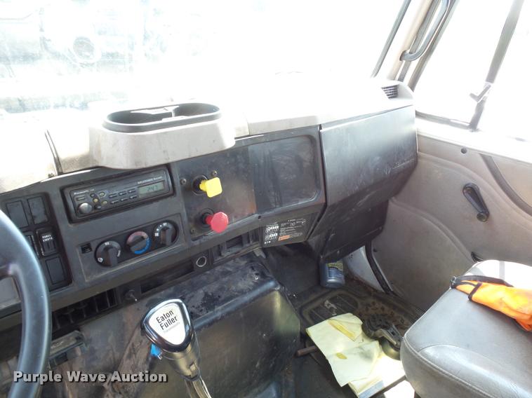 image for item CA9064 2002 International 4900 truck chassis