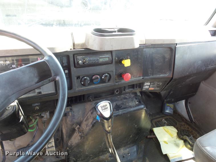 image for item CA9064 2002 International 4900 truck chassis