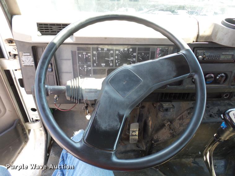 image for item CA9064 2002 International 4900 truck chassis