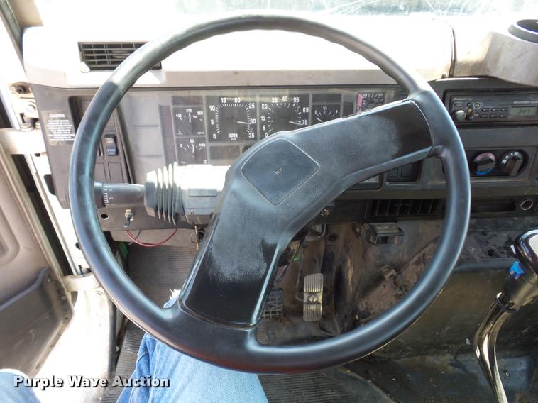 image for item CA9064 2002 International 4900 truck chassis