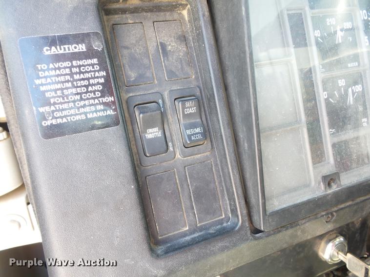 image for item CA9064 2002 International 4900 truck chassis