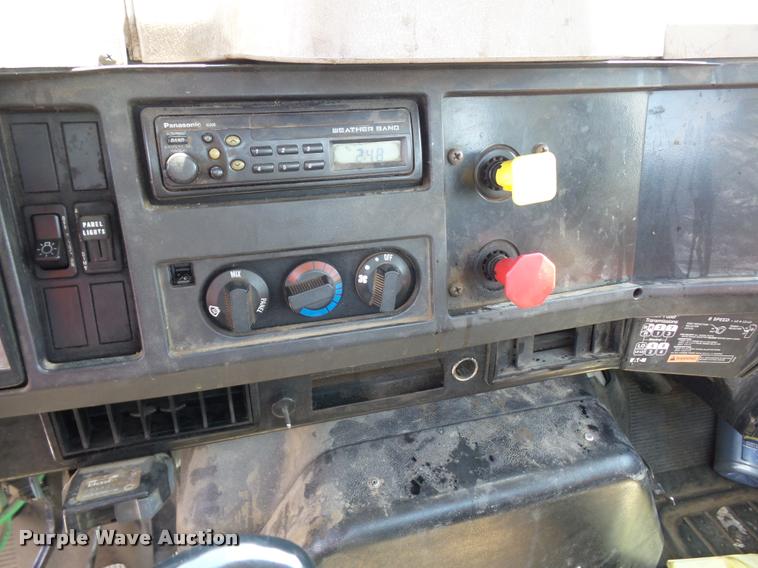 image for item CA9064 2002 International 4900 truck chassis