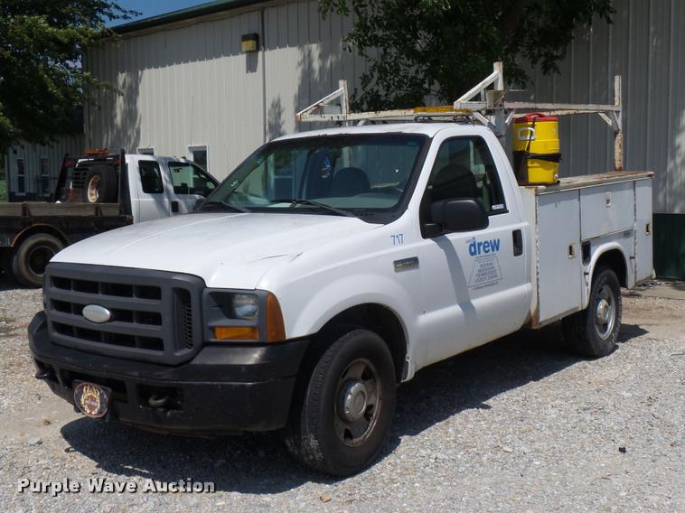 image for item CA9065 2005 Ford F250 Super Duty utility bed pickup truck